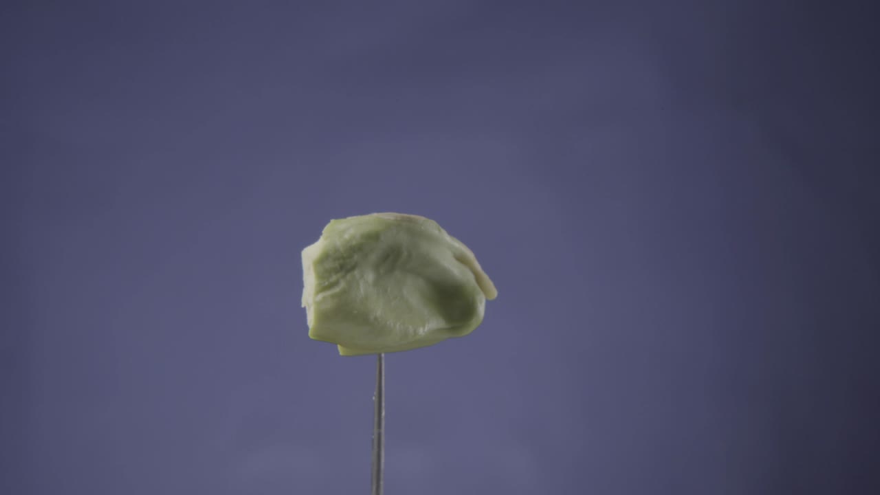 pistacho girando con bucle en la pantalla azul para la llave de croma