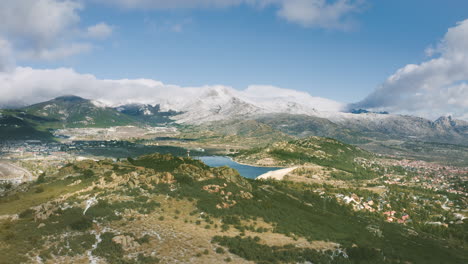 Imágenes-De-Drones-De-Una-Carretera-Con-Coches-Junto-A-Un-Embalse-En-Una-Montaña-En-Madrid