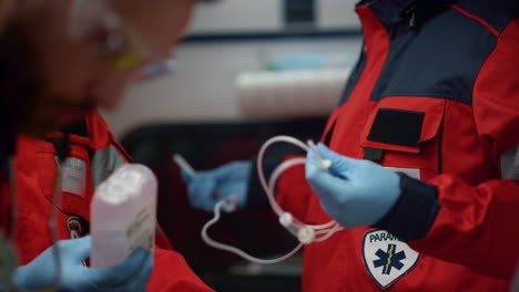 Médicos-Preparando-Equipo-Médico-Para-Pacientes-Heridos-En-Un-Vehículo-De-Emergencia.