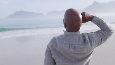 hombre maduro disfrutando del tiempo afuera junto al mar