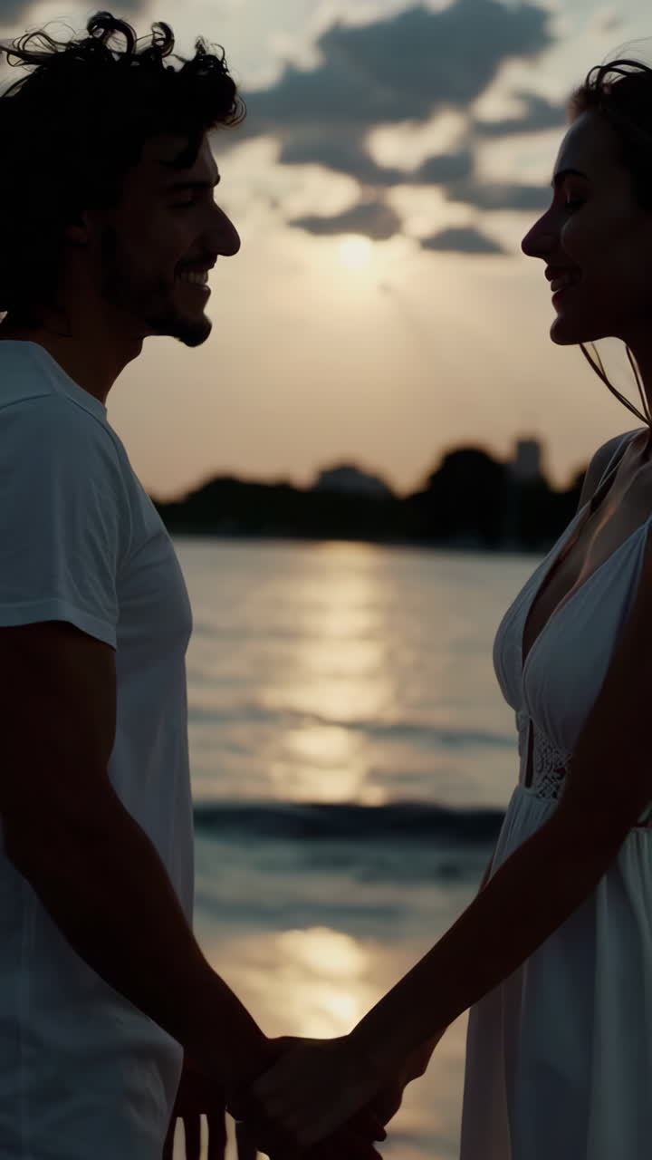 Um casal apaixonado ao pôr-do-sol na praia