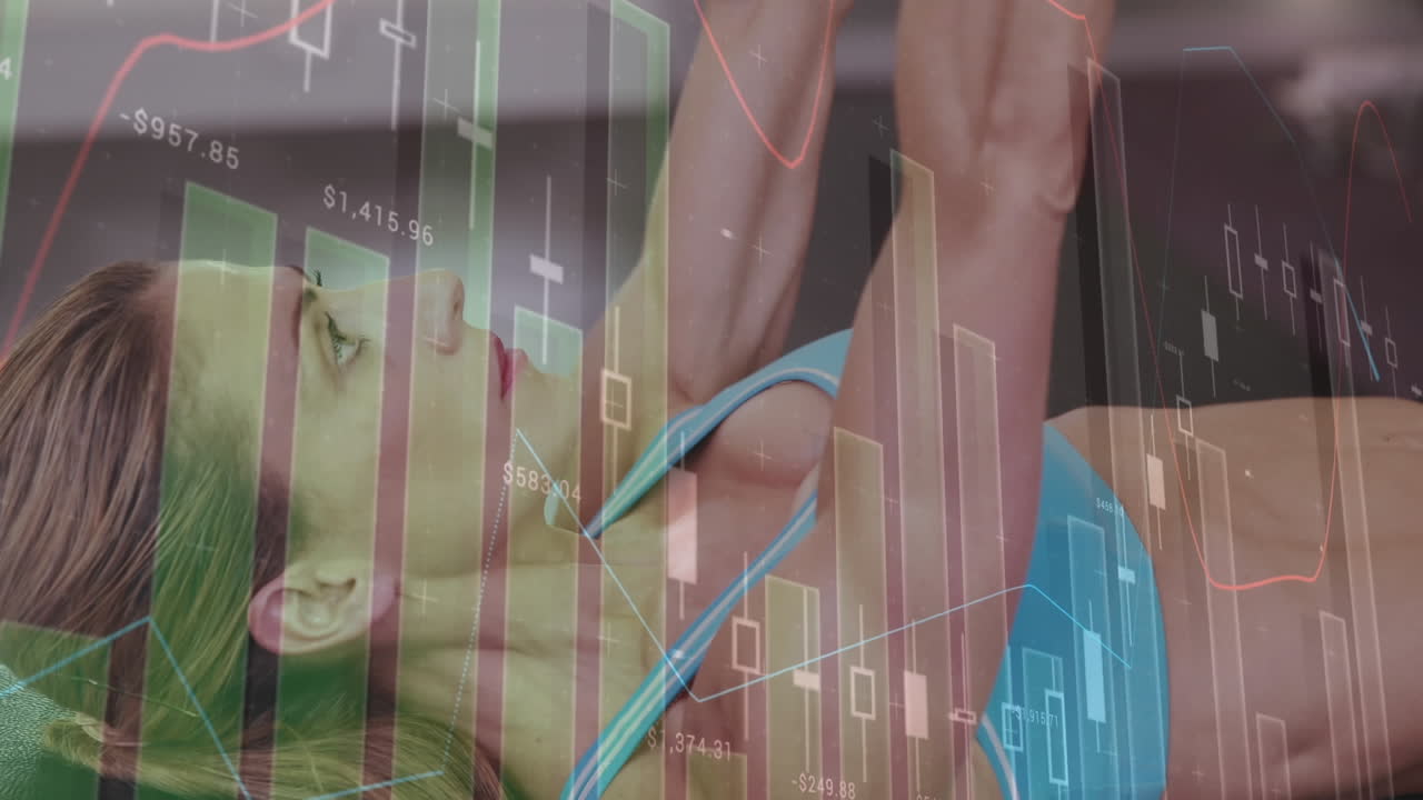 animación del procesamiento de datos sobre una mujer fuerte haciendo ejercicio con equipos de gimnasio