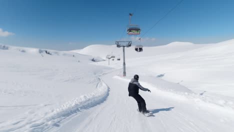 Snowboarder-sliding-on-the-slope-on-a-beautiful-sunny-day-in-the-Romanian-mountains