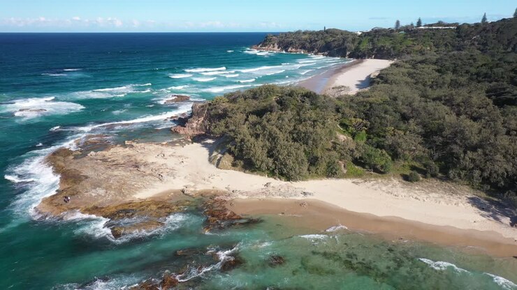 Vista aerea su acque incontaminate e cristalline e panoramica verticale verso le spiagge dell'isola di North Stradbroke nel Queensland, Australia.