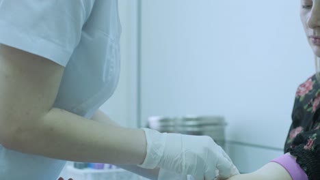colección de sangre, enfermera tomando una muestra de sangre para el análisis. enfermera tomando una prueba de sangre para exámenes médicos. el médico o la enfermera tomará una muestra de sangue de una vena para la prueba.