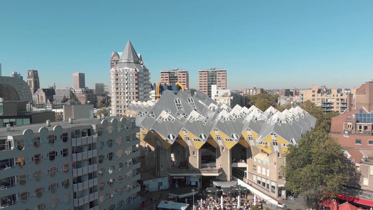 Riprese aeree con drone di un edificio dal design moderno e contemporaneo nella città di Rotterdam, Paesi Bassi