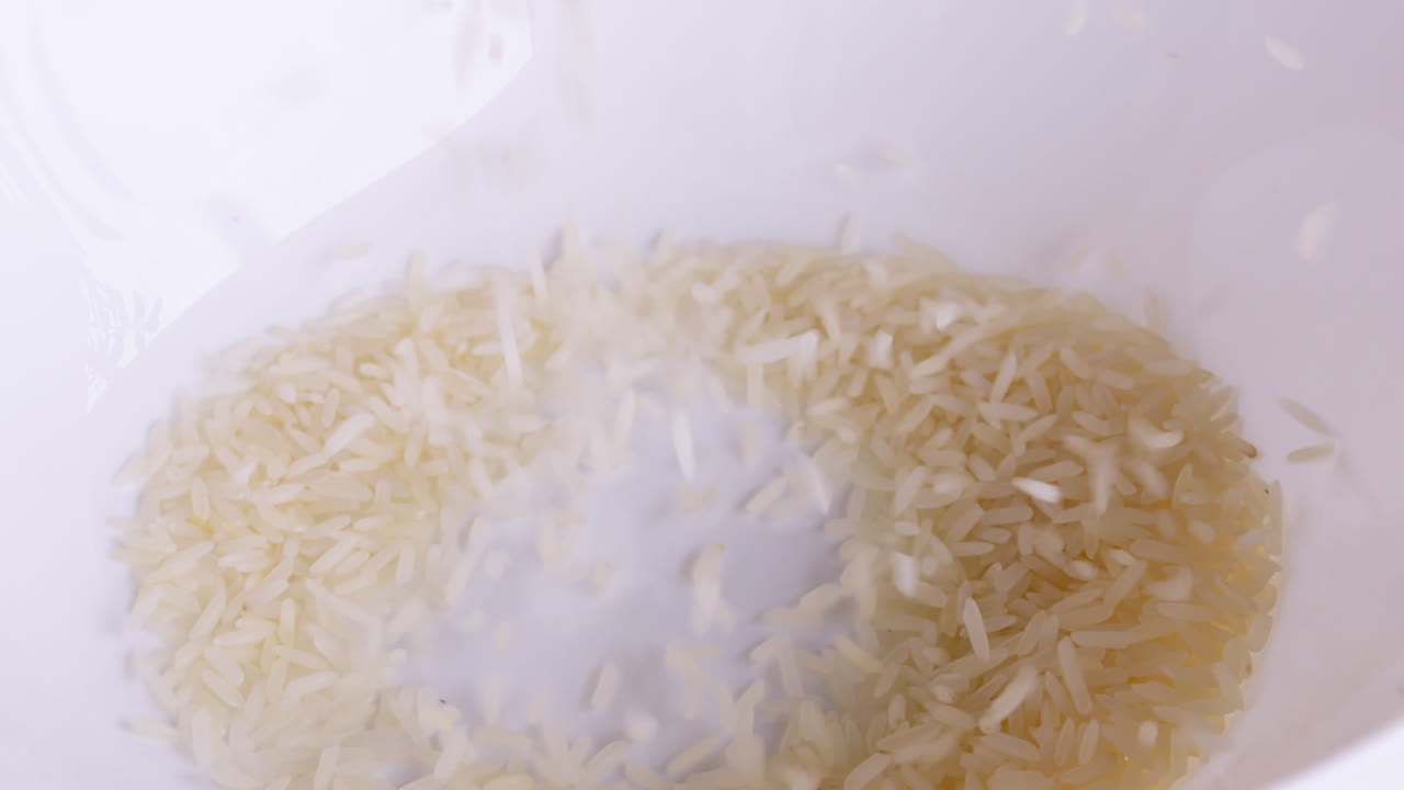 granos de arroz que se han limpiado de cáscaras en tazones listos para ser cocinados y consumidos, el arroz es el alimento básico de las personas en asia