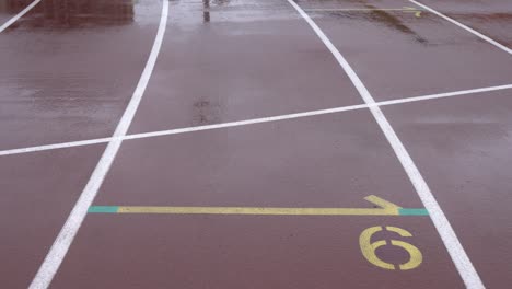 pista de atletismo en el estadio. el suelo marca la sexta pista.