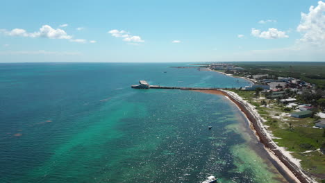 Vuelo-De-Drones-Sobre-La-Playa-Y-El-Océano-En-Playa-Del-Carmen,-Quintana-También,-México