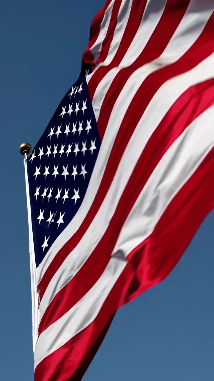 Amerikansk flag vajende mod en klar blå himmel