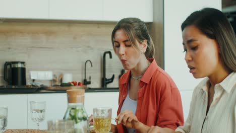 amigos disfrutando de una comida juntos en una cocina moderna