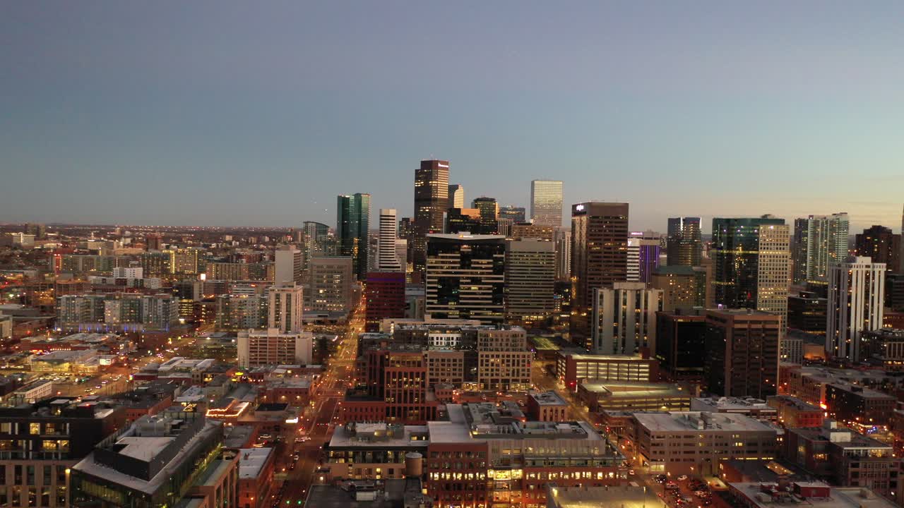 Una panoramica dello skyline di Denver al tramonto