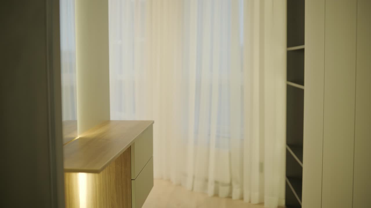 interior de apartamento minimalista moderno con decoración simple, tonos neutrales y líneas limpias. el diseño hace hincapié en la funcionalidad, creando un espacio de vida sereno y organizado.