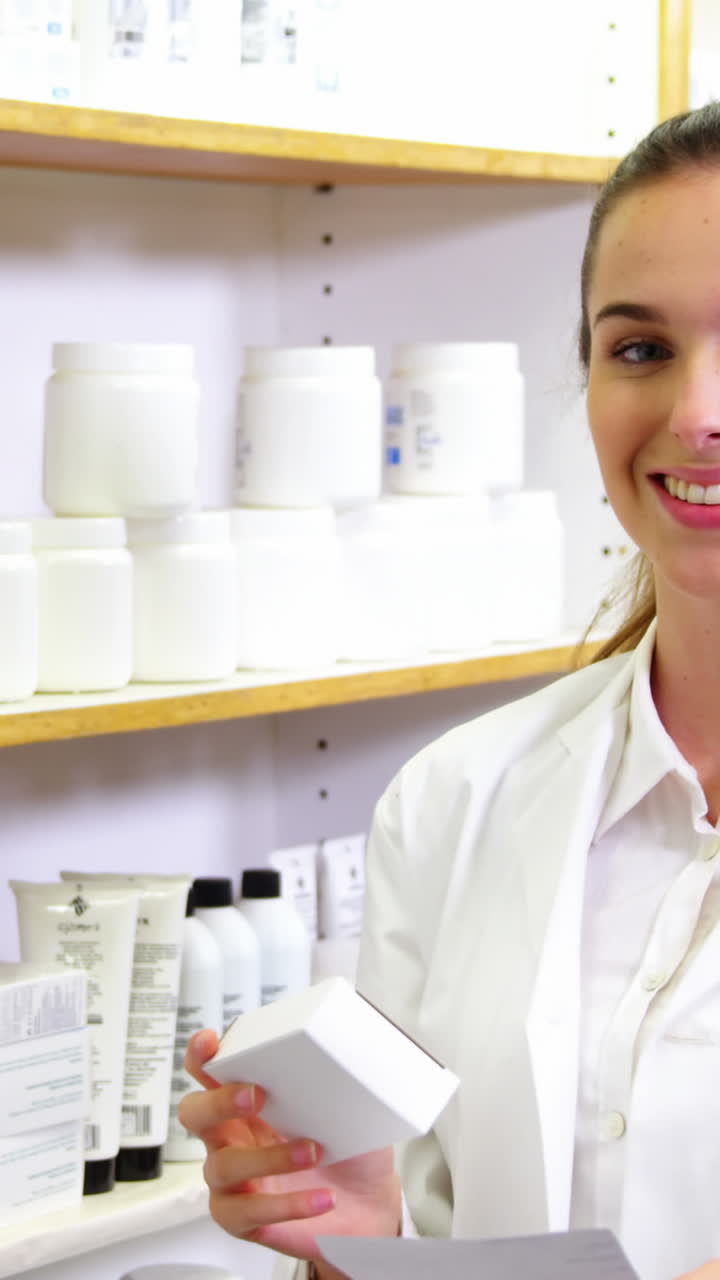 약국에서 처방전과 약 상자를 확인하는 약사