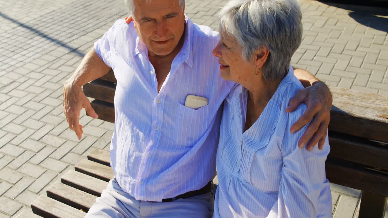 벤치 4k에 앉아서 상호 작용하는 고령 커플