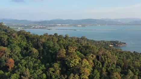 tiro inclinado desde el puerto deportivo de telaga revela un hermoso paisaje montañoso y el estrecho de malaca en la isla langkawi, kedah, archipiélago de malasia