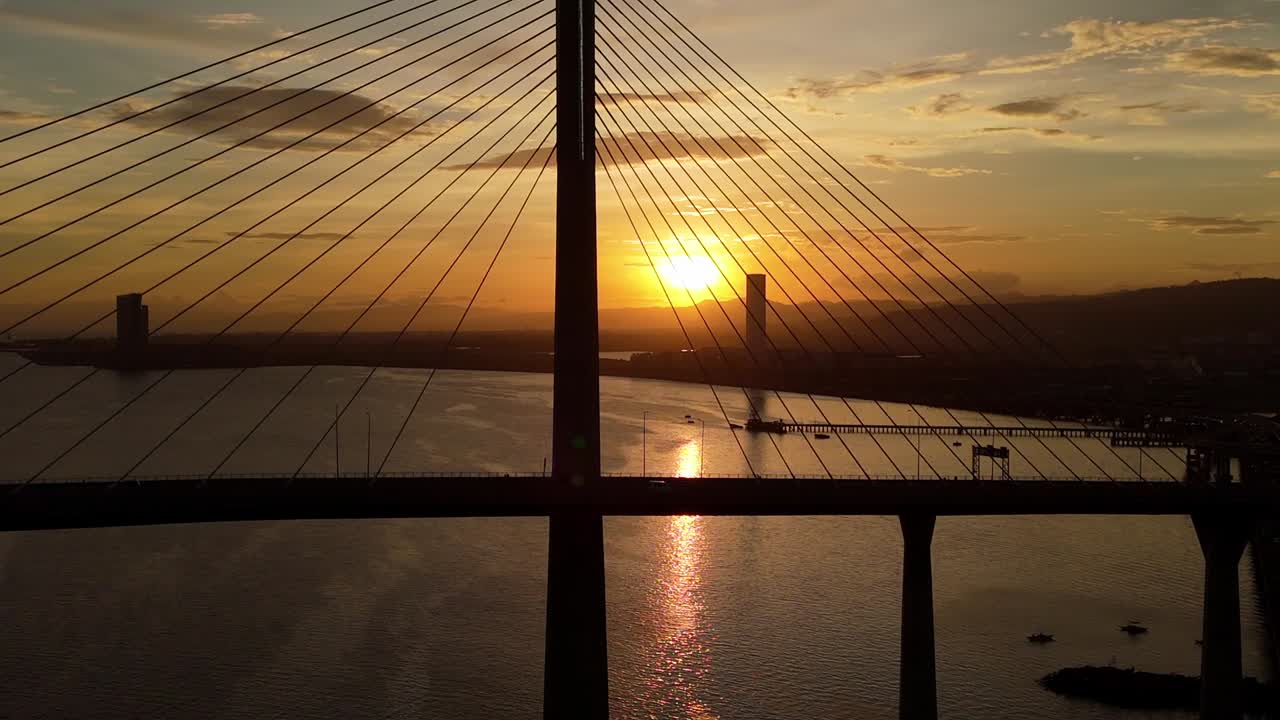 세부 코르도바 링크 고속도로 (vertigo expressway) 는 아름다운 저녁 해가 지는 곳으로 향합니다.