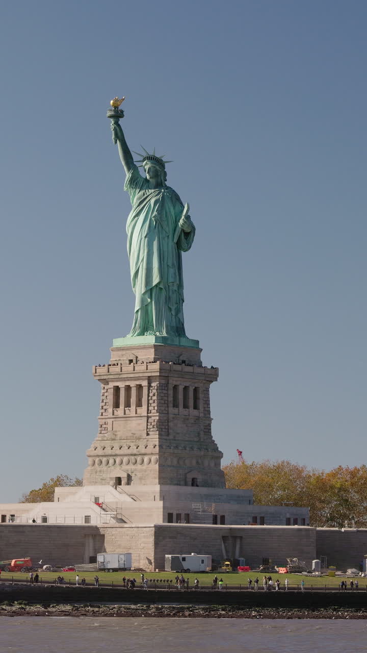 La maestosa Statua della Libertà nel porto di New York