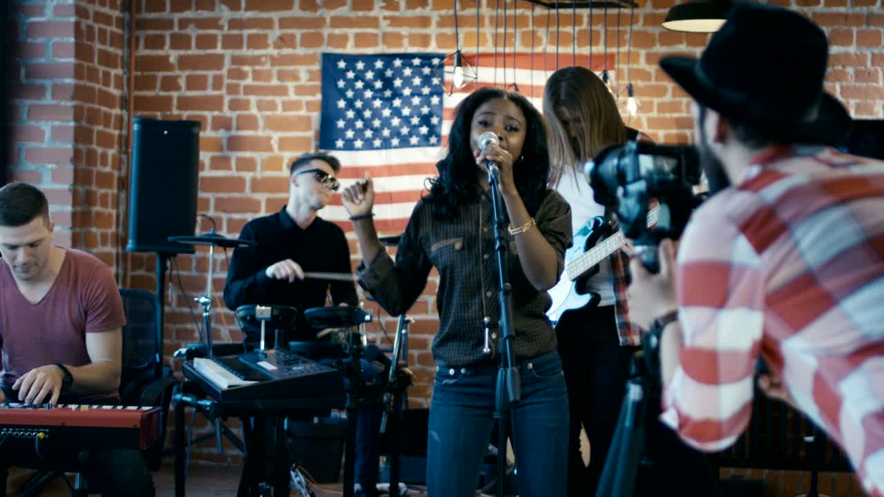 밴드 쇼의 비디오를 찍는 남자