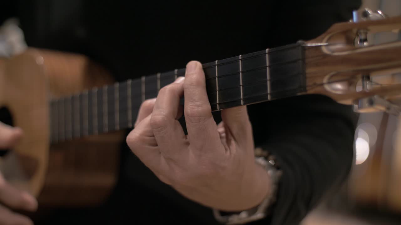 cerca para un instrumento musical popular de cuatro cuerdas