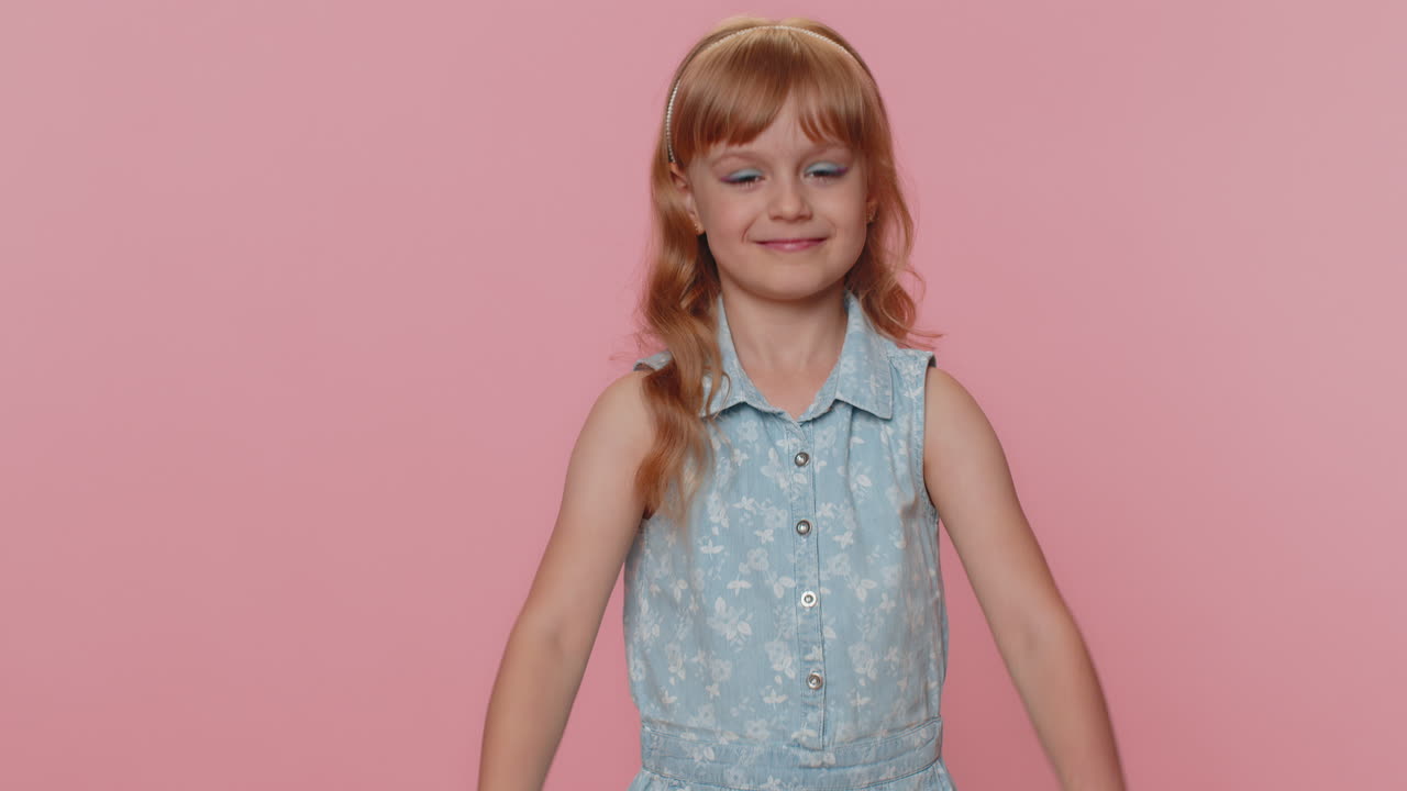 niño preadolescente feliz niña niño mirando con aprobación a la cámara mostrando los pulgares hacia arriba, como un signo positivo