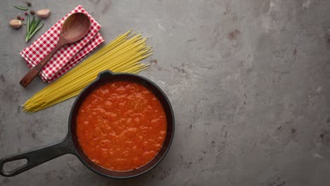 bucle de cinemagraph. burbujeando salsa de tomate caliente para la pasta, cocinando en la sartén. vista superior