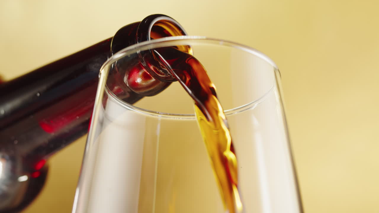 La bière est versée dans le verre