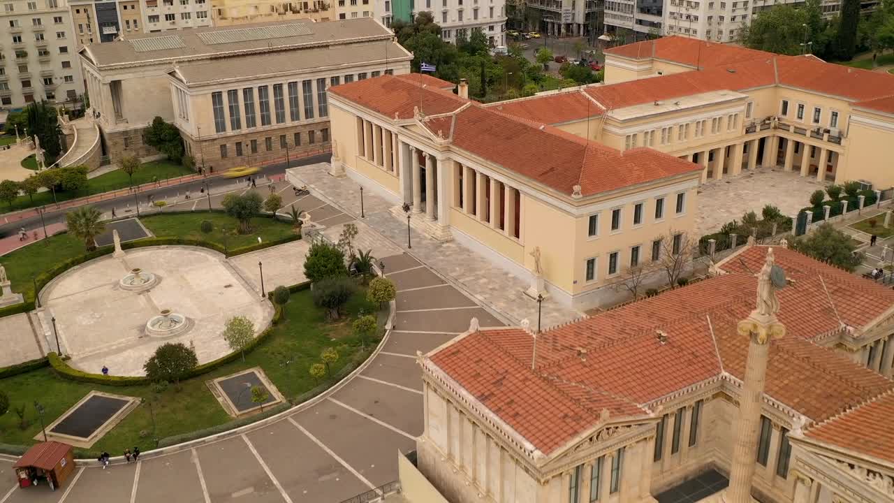lapso de tiempo de la universidad de atenas por un dron volando de cerca