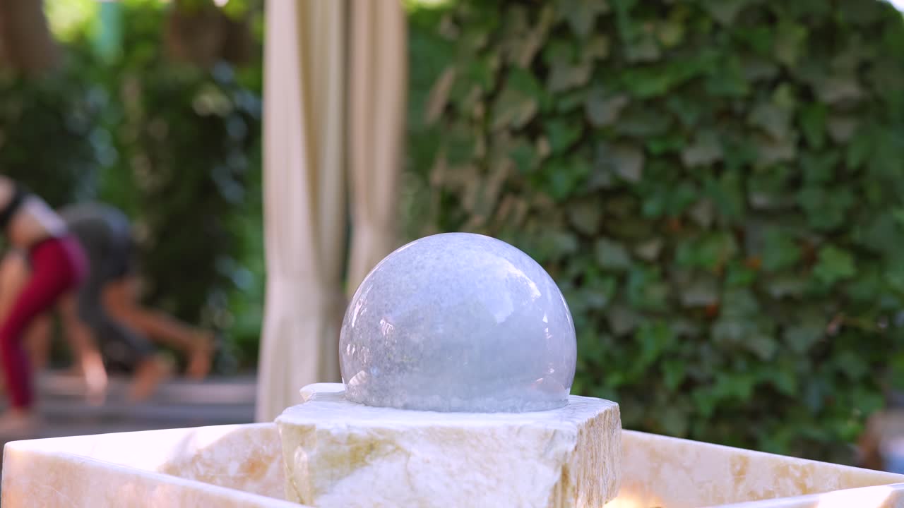 분수 근처 의 야외 요가 세션