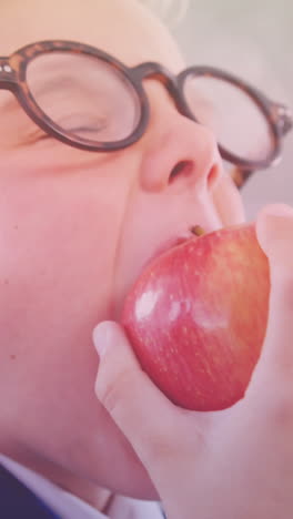 animación de frutas cayendo sobre un niño caucásico comiendo manzana