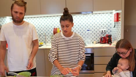 amigos cocinando juntos en una cocina