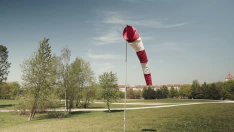 Im-Park-Gibt-Es-Einen-Windsack,-Der-Die-Windrichtung-Anzeigt