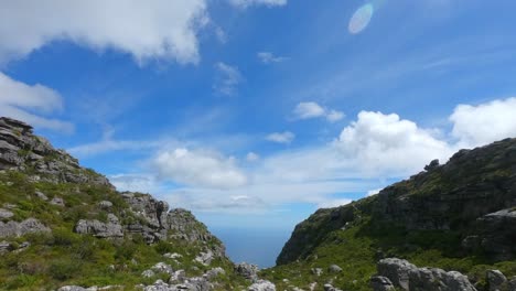 Zeitraffer-Eines-Tals-Auf-Dem-Tafelberg-Mit-Vorbeiziehenden-Wolken