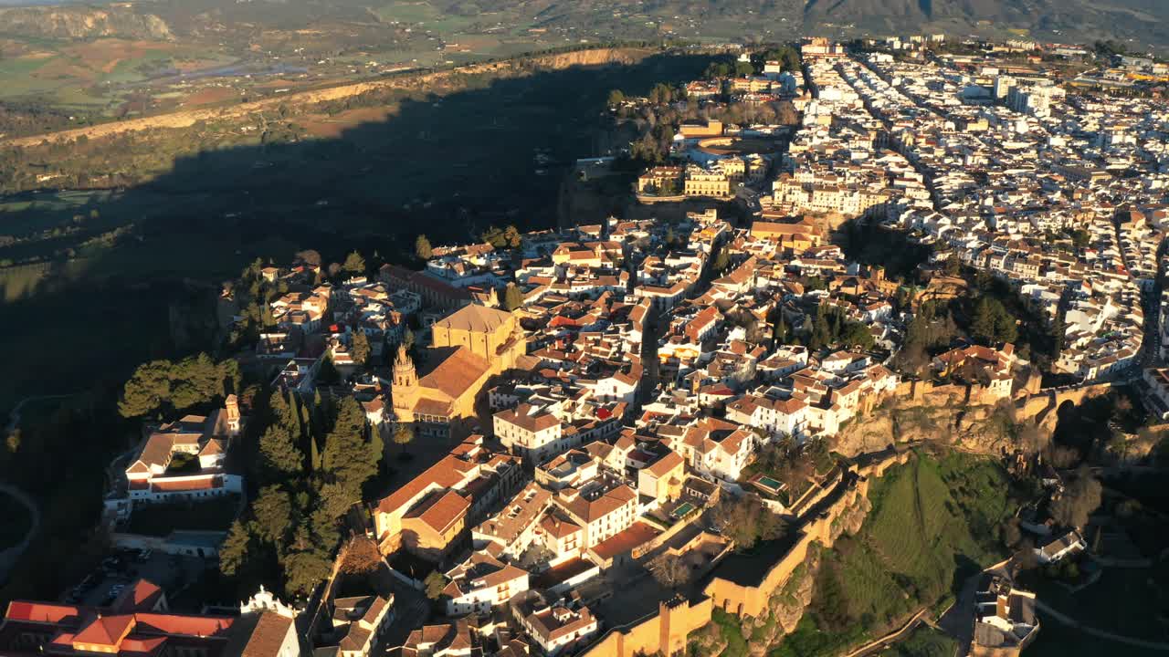 vista aérea de arriba hacia abajo de la histórica ciudad de ronda en andalucía, españa