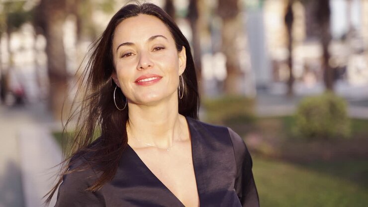 Mujer sonriente al aire libre