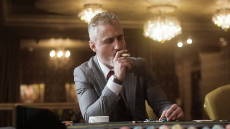 hombre jugando al póquer en el casino.
