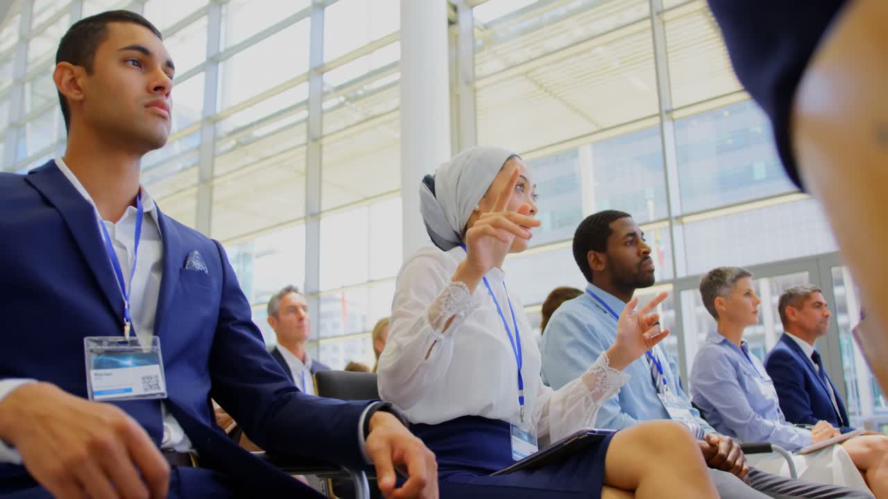 Donna d'affari con il relatore al seminario aziendale 4k