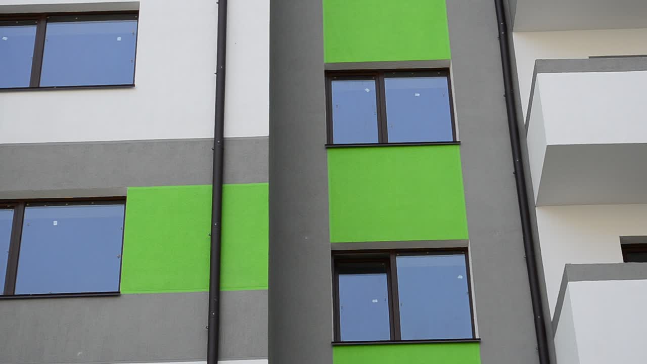 Condominio. Ripresa di una casa, momento della costruzione. Ripresa della facciata della casa