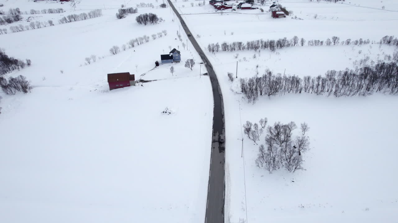 노르웨이의 노르웨이 시골길을 달리는 suv 차량, 풍경 사진 공개
