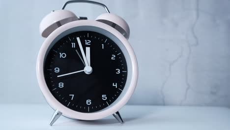 cierre del despertador contra la pared