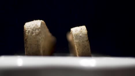toma de primer plano en cámara lenta de tostadas saliendo de la tostadora