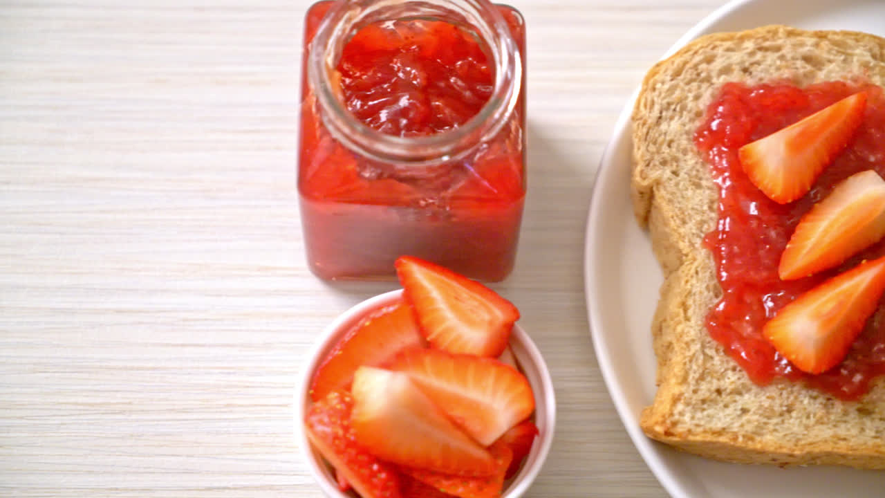 pan integral casero con mermelada de fresa y fresa fresca