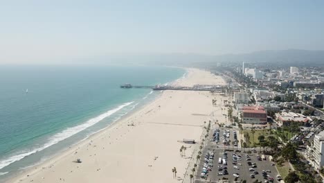 Sandig-Los-Angeles-Am-Wasser-Küstenlinie-Nachbarschaft-Eigentum-Luftaufnahme-Langsam-Vorwärts-In-Richtung-Santa-Monica-Pier