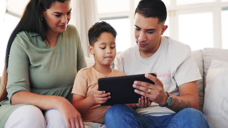 Tableta,-Familia-Y-Feliz-En-Un-Sofá-En-Casa