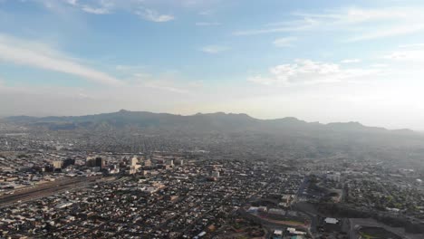 Toma-Aérea-De-Drones-De-El-Paso,-Texas,-Mirando-A-Través-De-La-Frontera-Entre-Estados-Unidos-Y-México-Y-Hacia-Juárez,-México