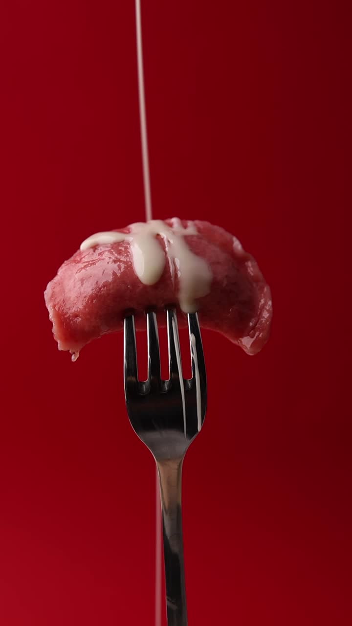 Pierogi se smetanovou omáčkou na vidličce