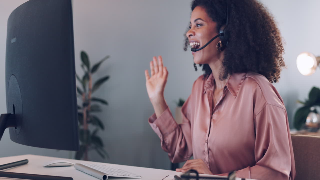 Comunicazione, computer o donna di colore in un video