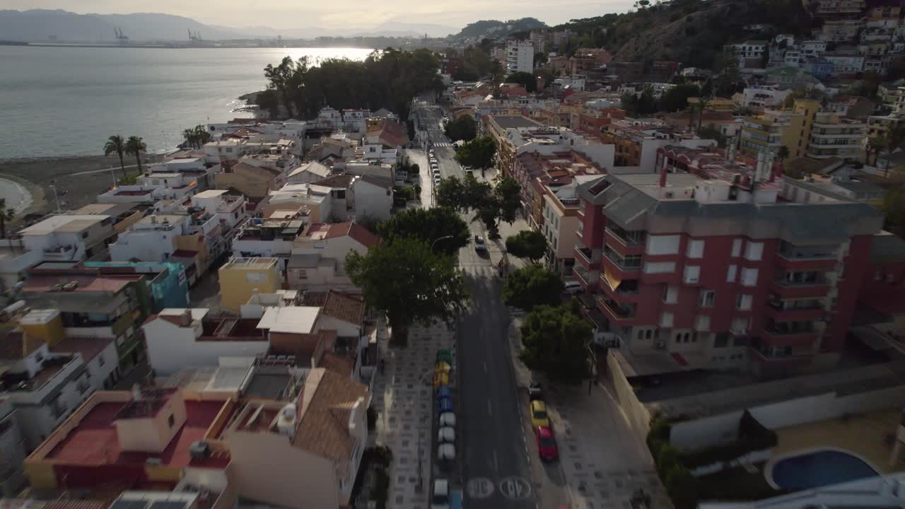 una carretera concurrida que corre por toda la ciudad por una playa