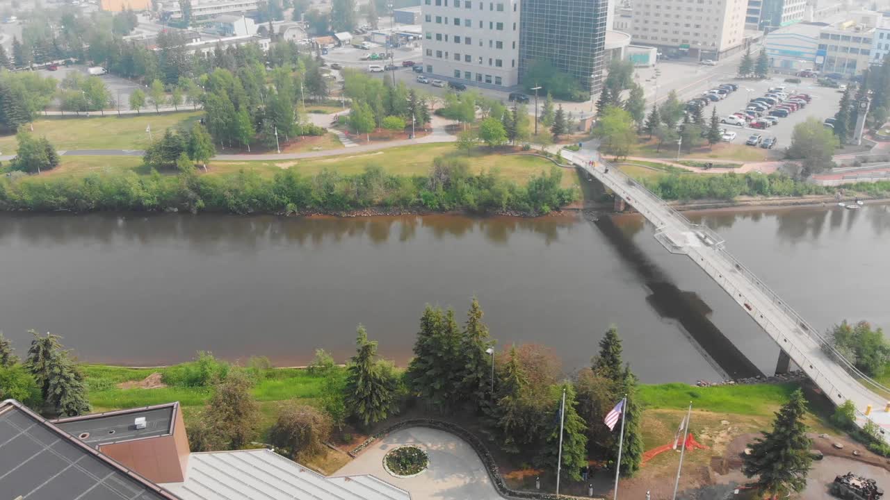 video de dron de 4k del puente del mirador del río chena en el centro de fairbanks, alaska durante el día de verano