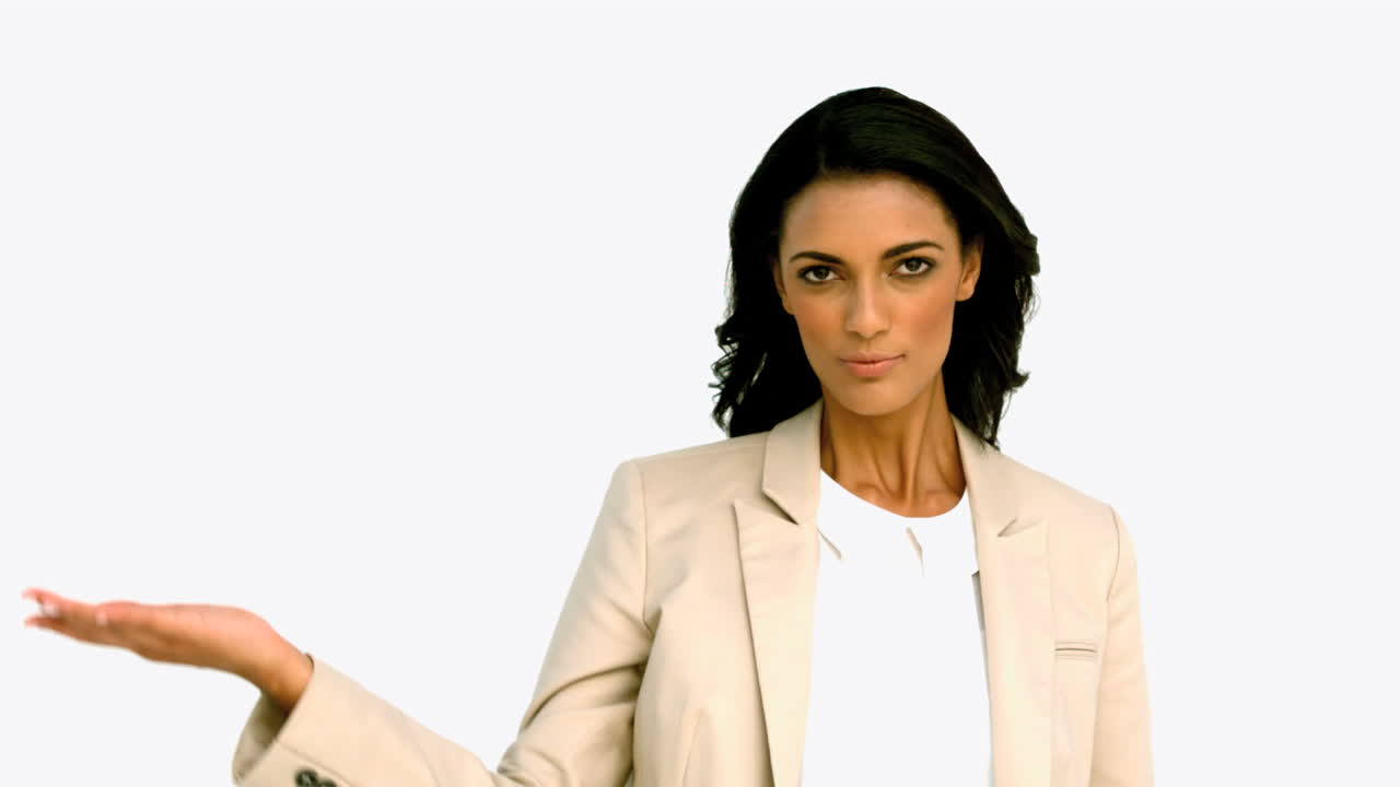 mujer de negocios chasqueando los dedos y tendiendo la mano